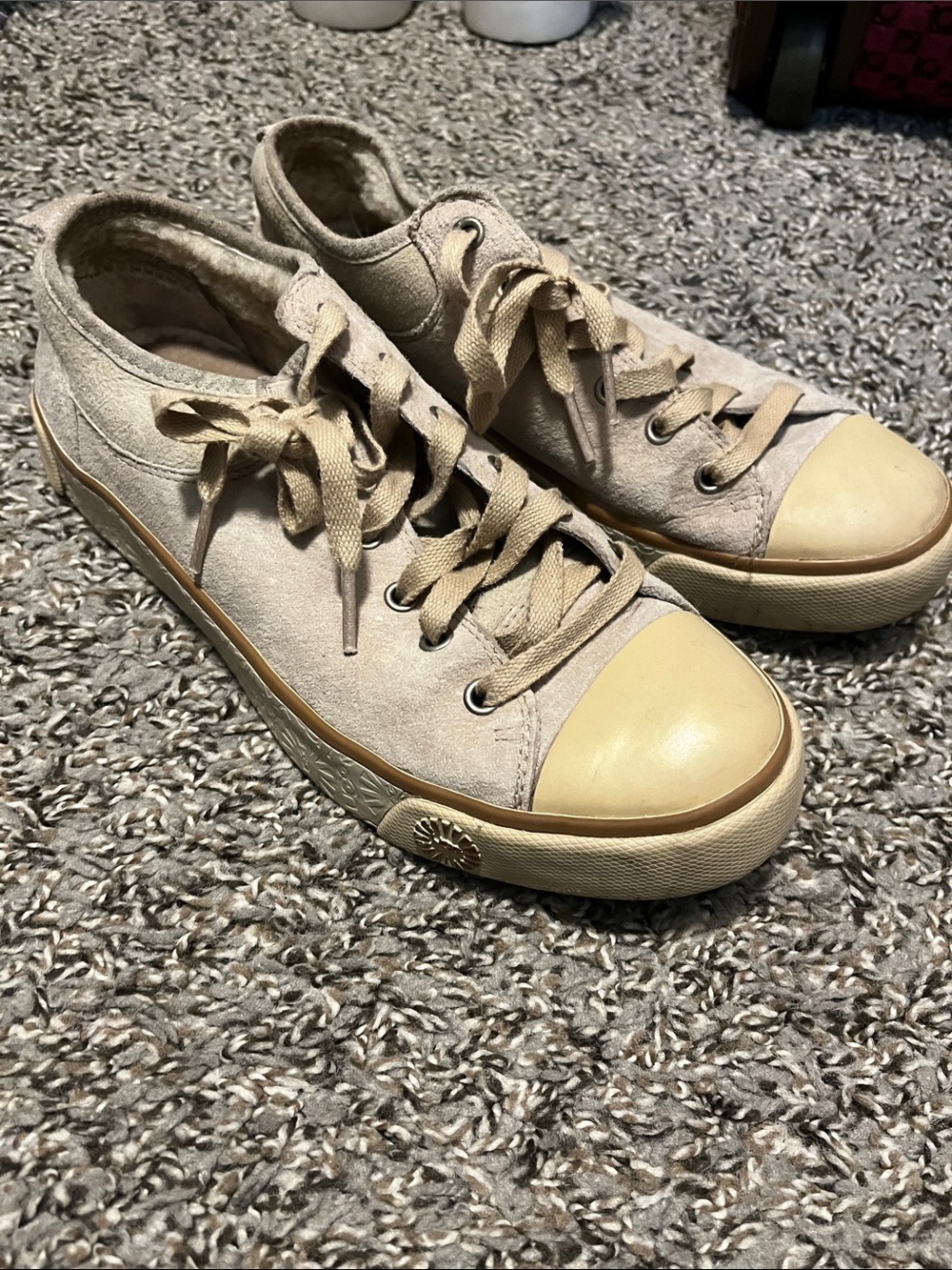 Women’s Ugg Casual Low-Top Suede Sneakers in Beige sz 7.5